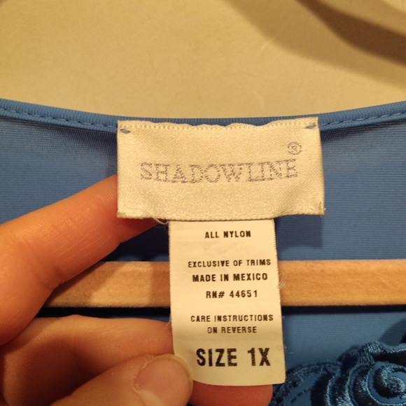 Shadowline Women's Blue Embroidered Nylon Button Front Robe Sz 1X Loungewear - Picture 2 of 6